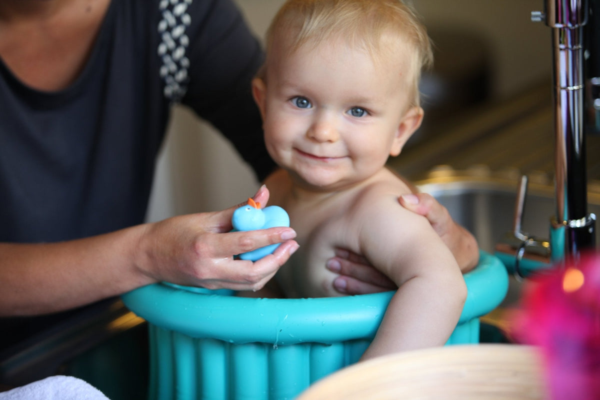 Cupcake Babies Small Bath Turquoise & travel pouch & inflator (suitable from birth up to 1 year)